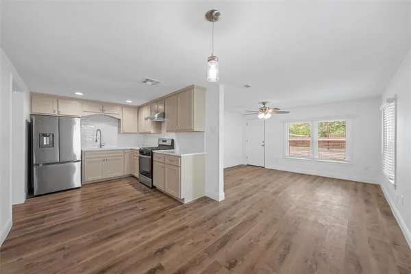 $2,700 | 1720 Bagby Avenue, Waco, TX 76706