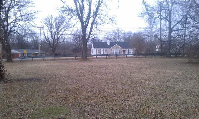 4716 Log Cabin Road Nashville, TN 37216 - Photo 3 of 14 Large front yard facing Haysboro