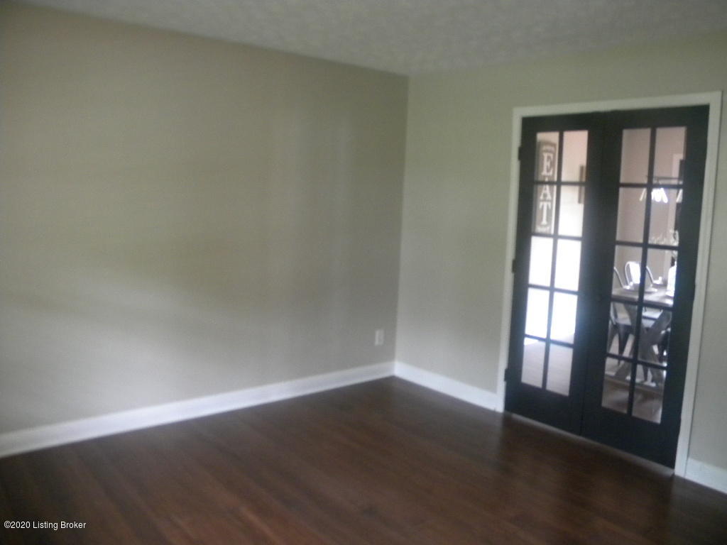 7419 Ridan Way Louisville, KY 40214 - Photo 5 of 26 Living room