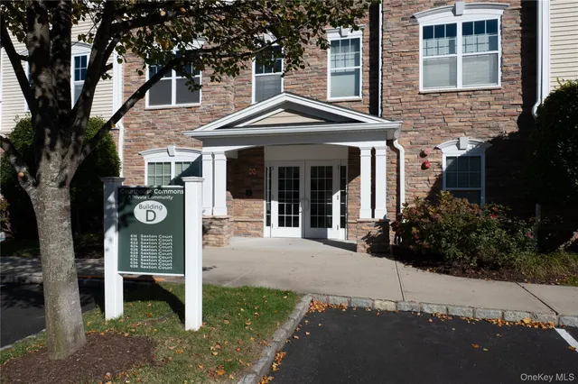 $469,000 | 636 Saxton Court, Unit 636, Central Islip, NY 11722