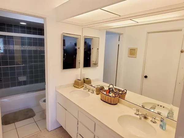 $3,200 | 2505 Navarra Drive, Unit 325, Carlsbad, CA 92009