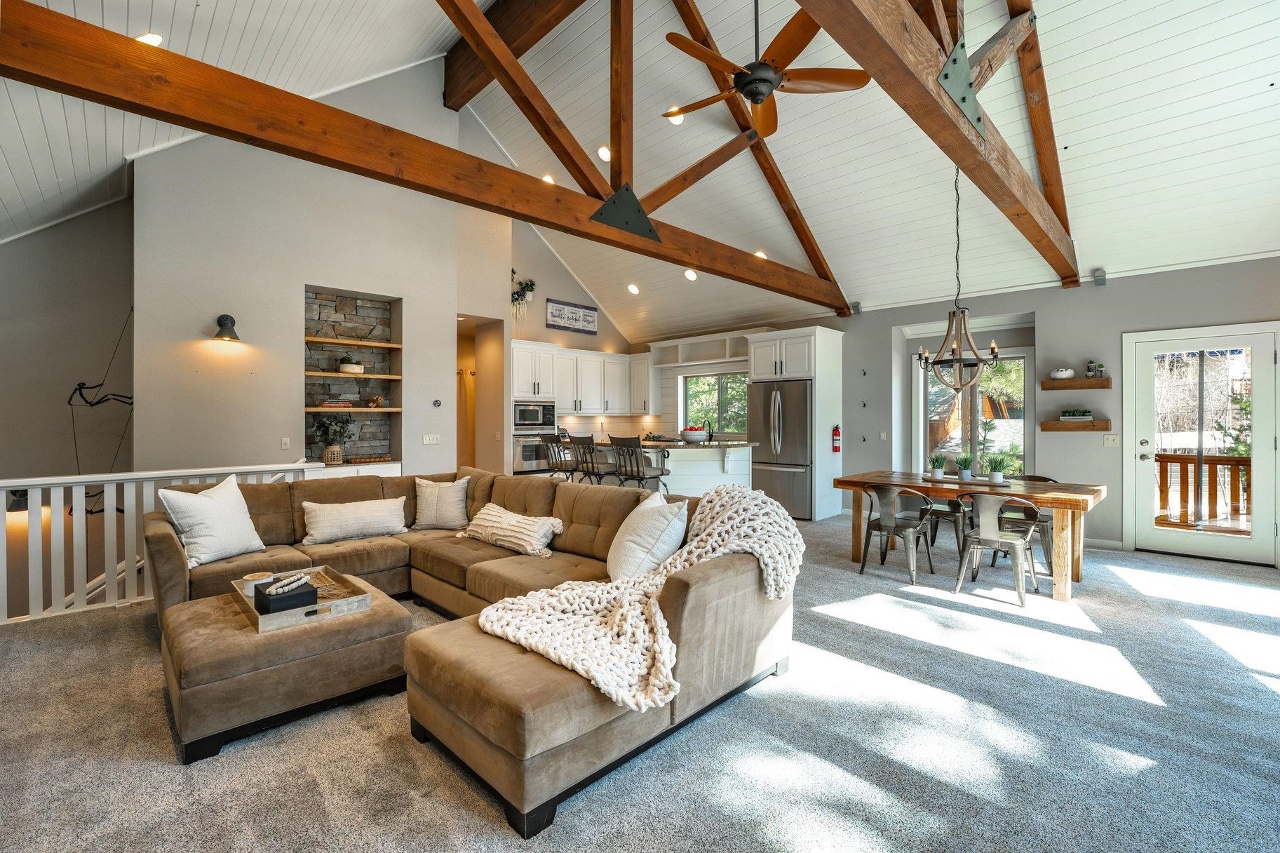 12465 Pine Forest Road Truckee, CA 96161 - Photo 3 of 28 Sunny Great Room