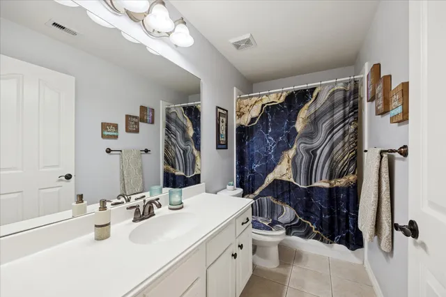 $2,400 | 6426 East Linpar Court, Houston, TX 77040