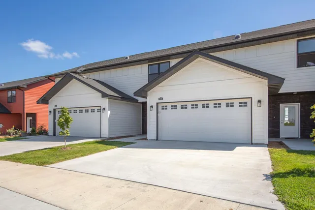 $299,900 | 819 Viburnum Street, Belle Plaine, MN 56011