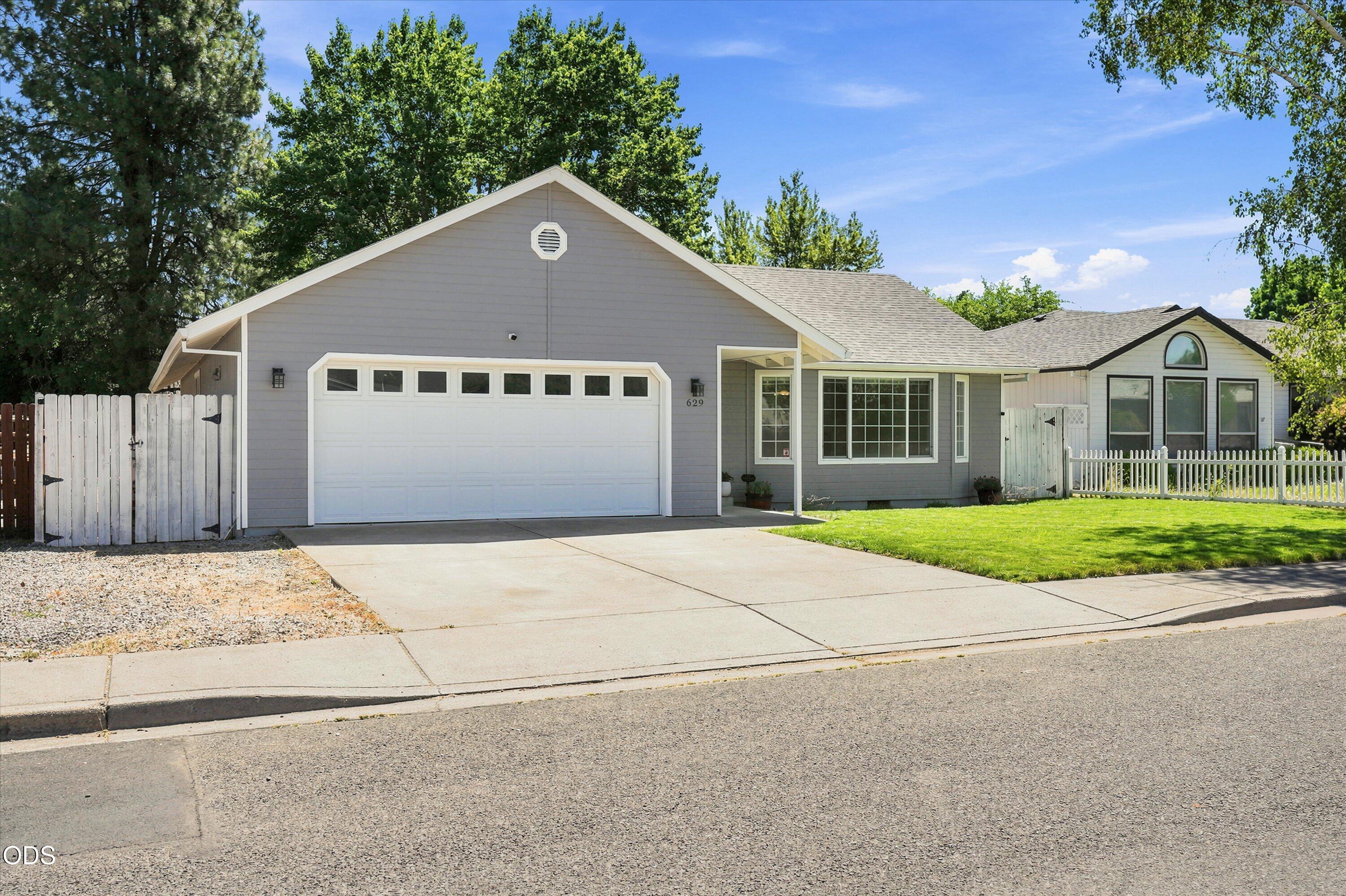 629 Glenn Way Central Point, OR 97502 - Photo 2 of 30