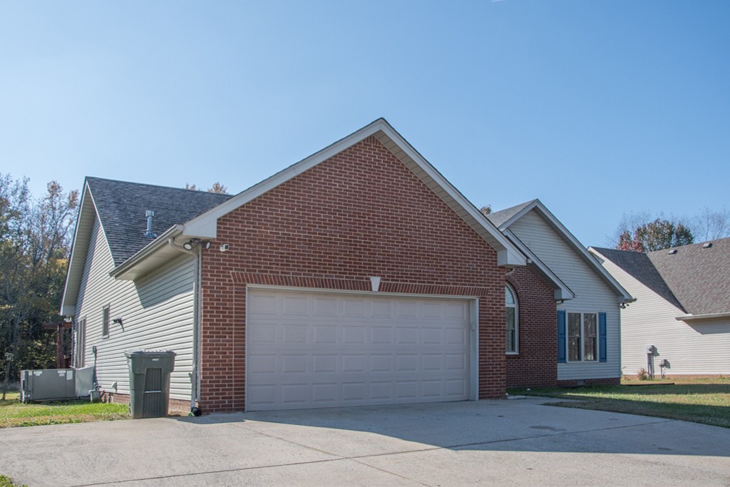 112 Foxrun Springfield, TN 37172 - Photo 2 of 25