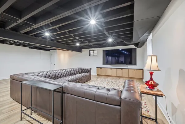 $1,600,000 | 8 Concord Drive, Oak Brook, IL 60523