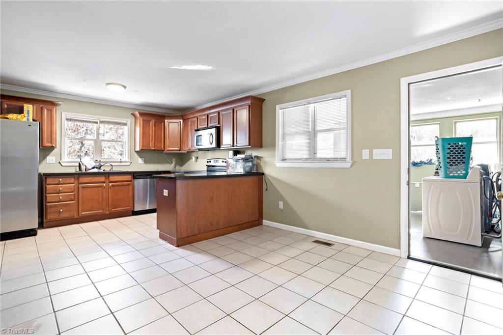 526 Polo Road Winston-Salem, NC 27106 - Photo 9 of 26 Gallery Image 9