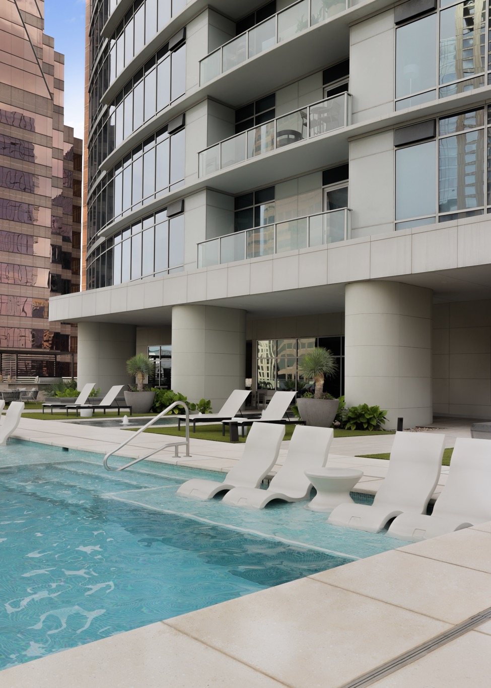 200 Congress Avenue, Unit 24E Austin, TX 78701 - Photo 38 of 40 a view of a patio with a table and chairs