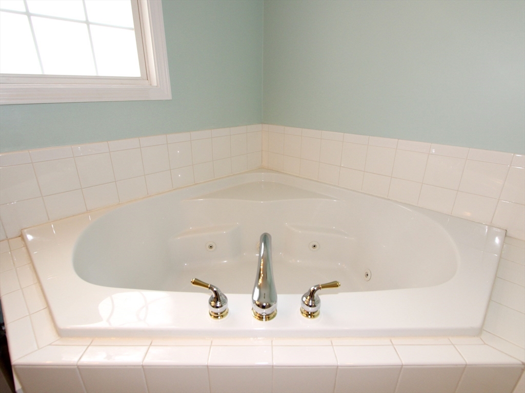 159 Mower Street Worcester, MA 01602 - Photo 16 of 27 a bathroom with a bathtub