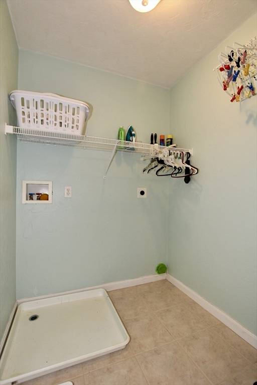 159 Mower Street Worcester, MA 01602 - Photo 18 of 27 a bathroom with a bathtub