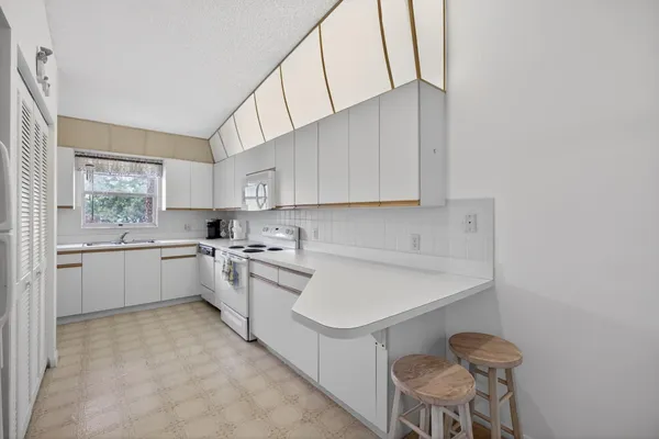 $245,000 | 8323 Southeast Croft Circle, Unit N9, Hobe Sound, FL 33455