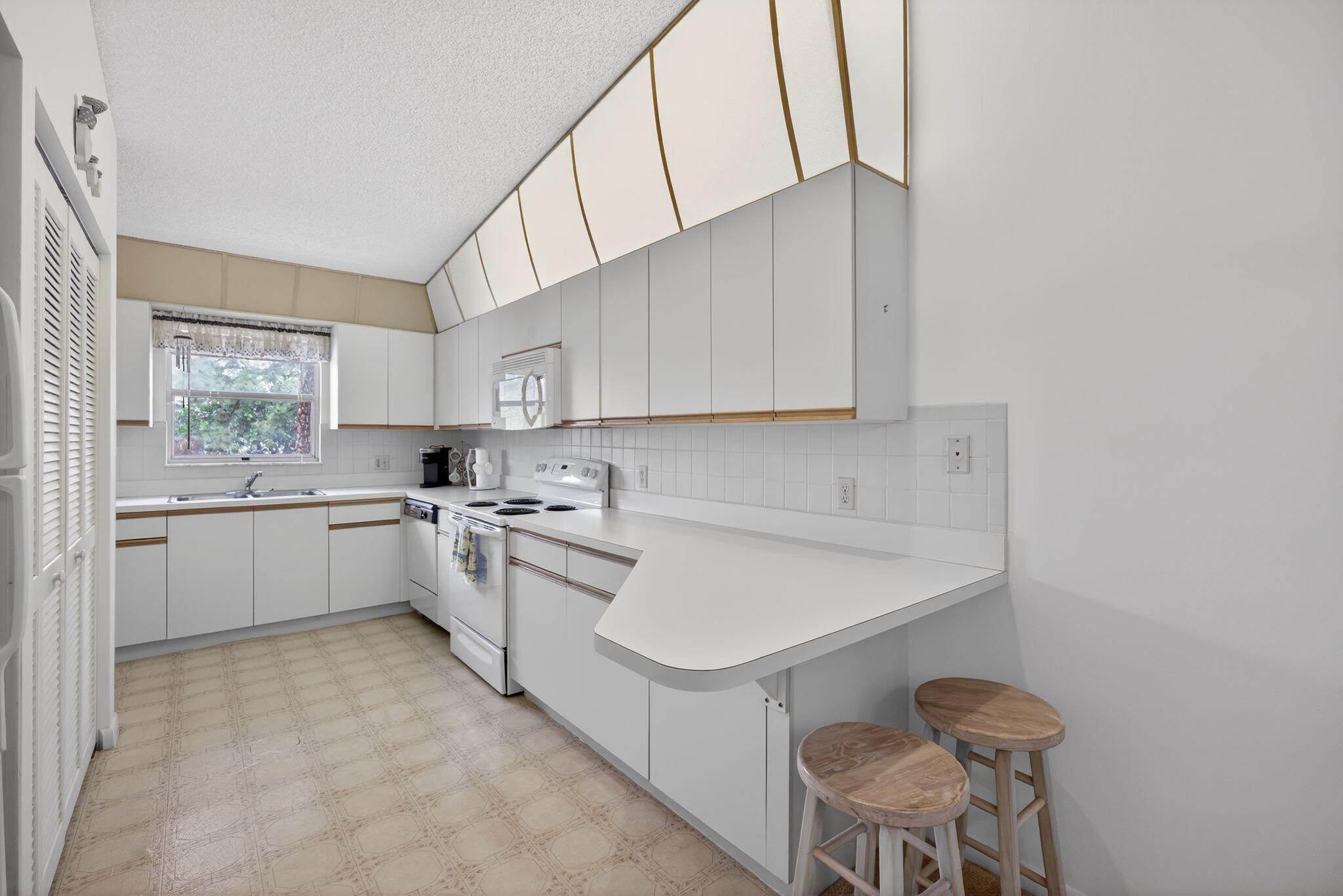 8323 Southeast Croft Circle, Unit N9 Hobe Sound, FL 33455 - Photo 7 of 66 Kitchen