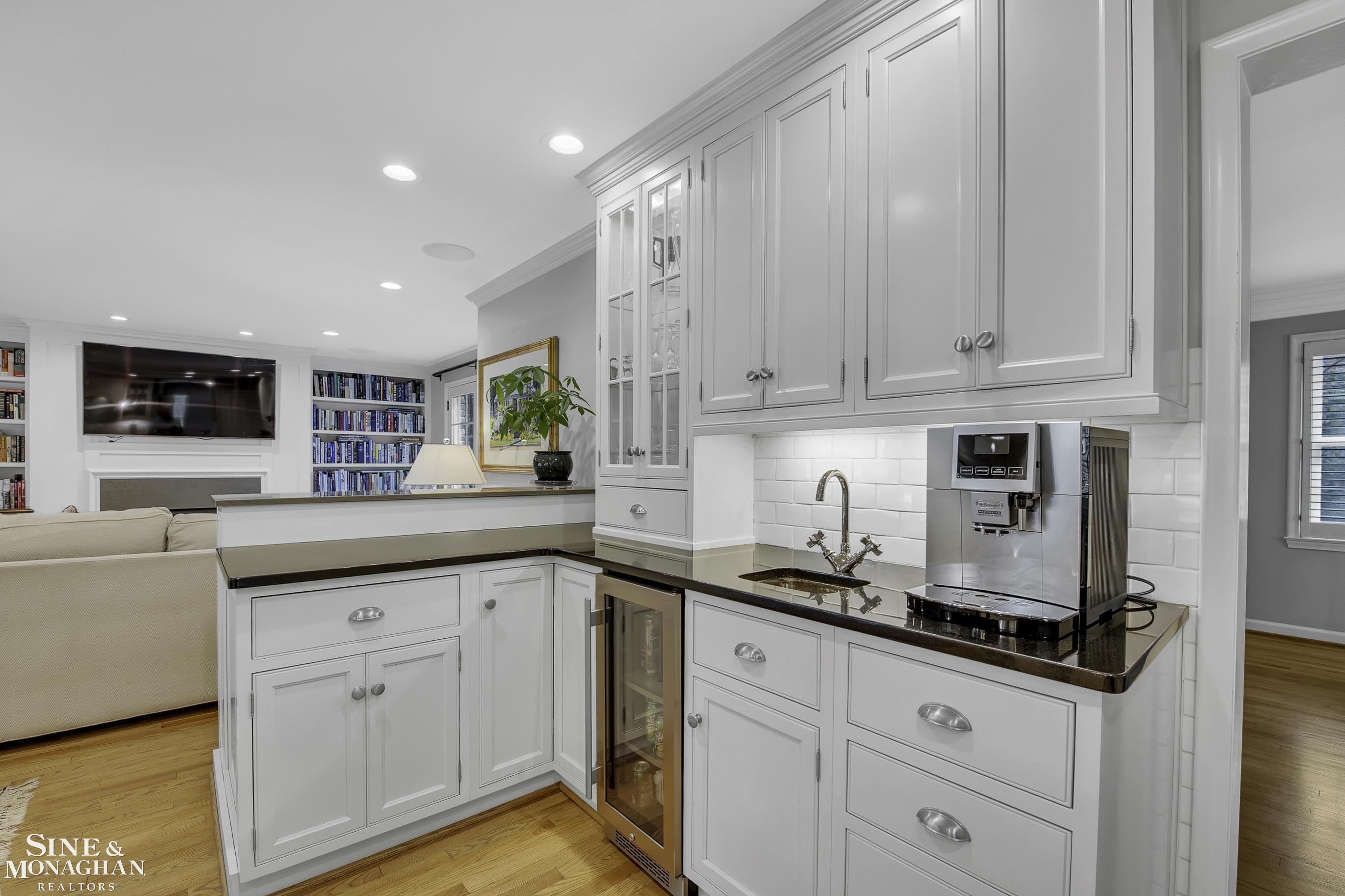 1042 Bishop Road Grosse Pointe, MI 48230 - Photo 13 of 53 50123710-12.JPG