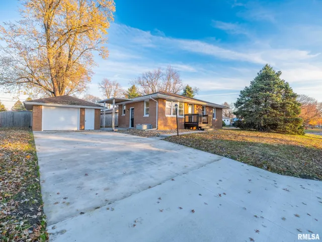 $219,900 | 208 Elmhurst Drive, Washington, IL 61571