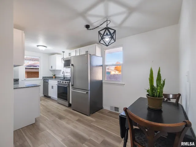 $219,900 | 208 Elmhurst Drive, Washington, IL 61571