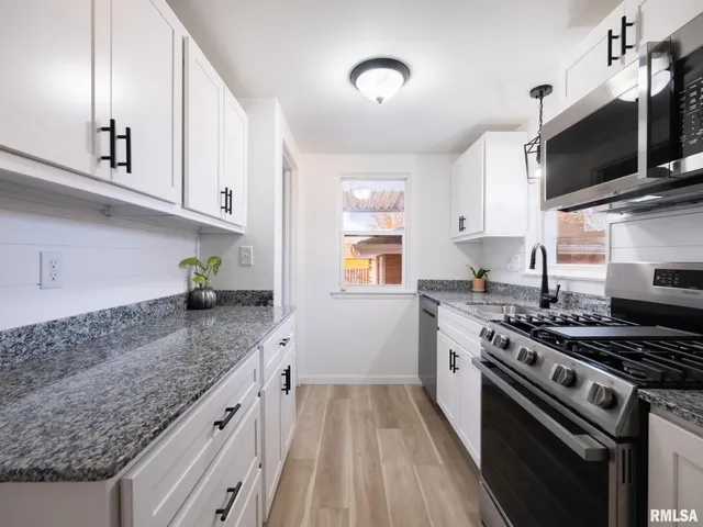 $219,900 | 208 Elmhurst Drive, Washington, IL 61571