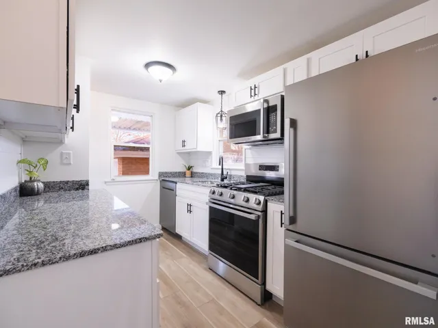 $219,900 | 208 Elmhurst Drive, Washington, IL 61571