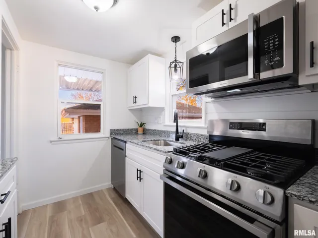 $219,900 | 208 Elmhurst Drive, Washington, IL 61571