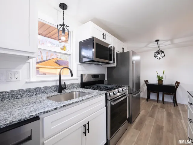 $219,900 | 208 Elmhurst Drive, Washington, IL 61571