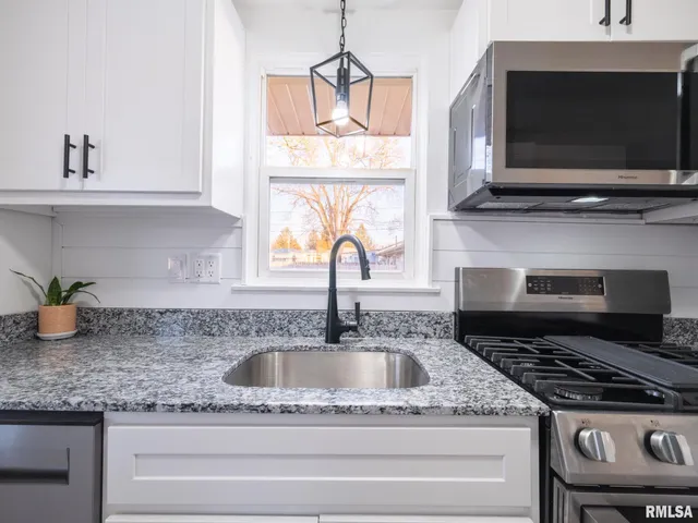 $219,900 | 208 Elmhurst Drive, Washington, IL 61571