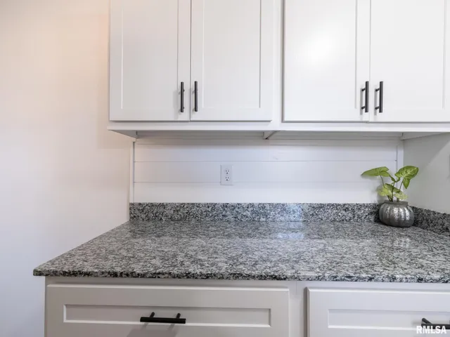 $219,900 | 208 Elmhurst Drive, Washington, IL 61571