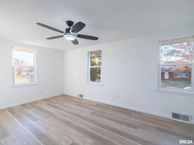 $219,900 | 208 Elmhurst Drive, Washington, IL 61571