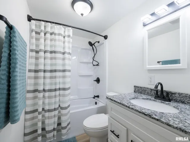 $219,900 | 208 Elmhurst Drive, Washington, IL 61571