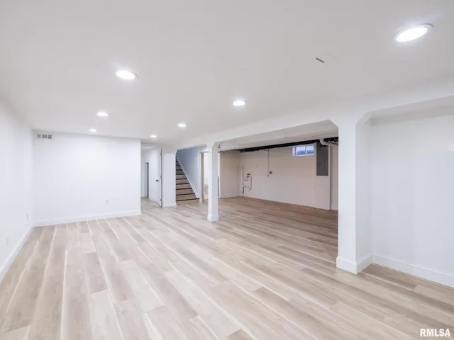 $219,900 | 208 Elmhurst Drive, Washington, IL 61571