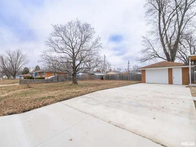 $219,900 | 208 Elmhurst Drive, Washington, IL 61571