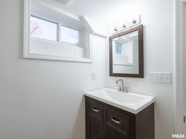 $219,900 | 208 Elmhurst Drive, Washington, IL 61571