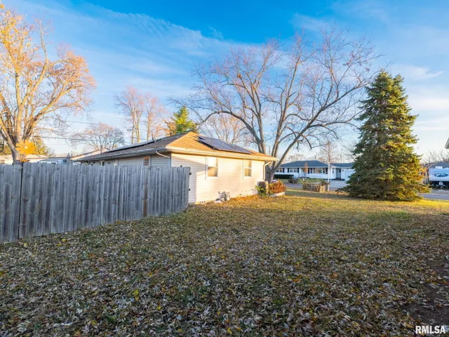 $219,900 | 208 Elmhurst Drive, Washington, IL 61571