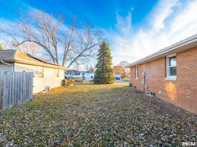 $219,900 | 208 Elmhurst Drive, Washington, IL 61571