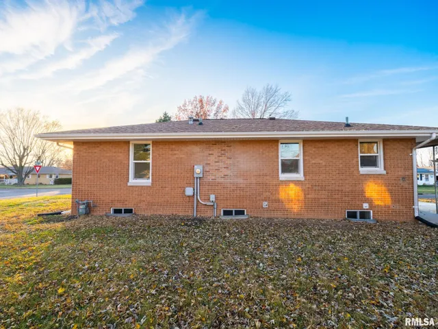 $219,900 | 208 Elmhurst Drive, Washington, IL 61571