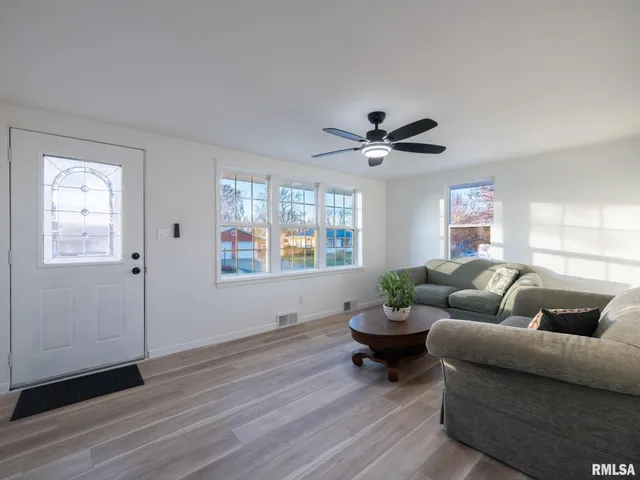 $219,900 | 208 Elmhurst Drive, Washington, IL 61571