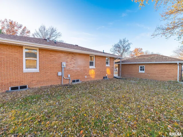 $219,900 | 208 Elmhurst Drive, Washington, IL 61571