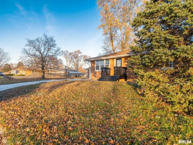 $219,900 | 208 Elmhurst Drive, Washington, IL 61571