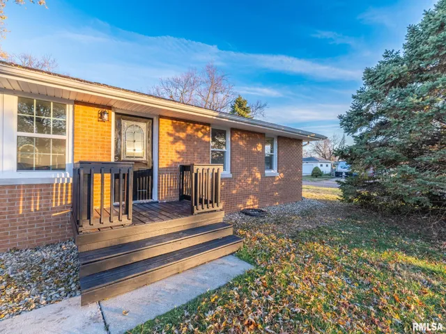 $219,900 | 208 Elmhurst Drive, Washington, IL 61571