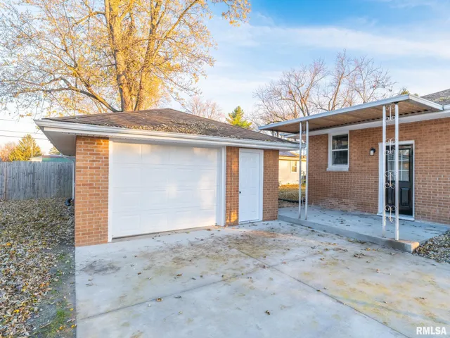 $219,900 | 208 Elmhurst Drive, Washington, IL 61571