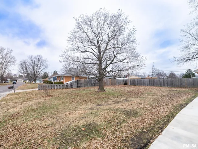 $219,900 | 208 Elmhurst Drive, Washington, IL 61571