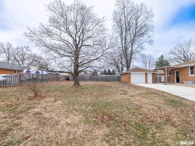 $219,900 | 208 Elmhurst Drive, Washington, IL 61571