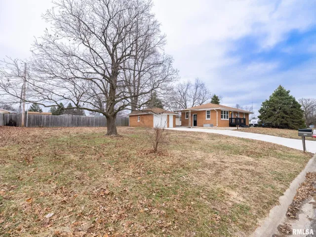 $219,900 | 208 Elmhurst Drive, Washington, IL 61571