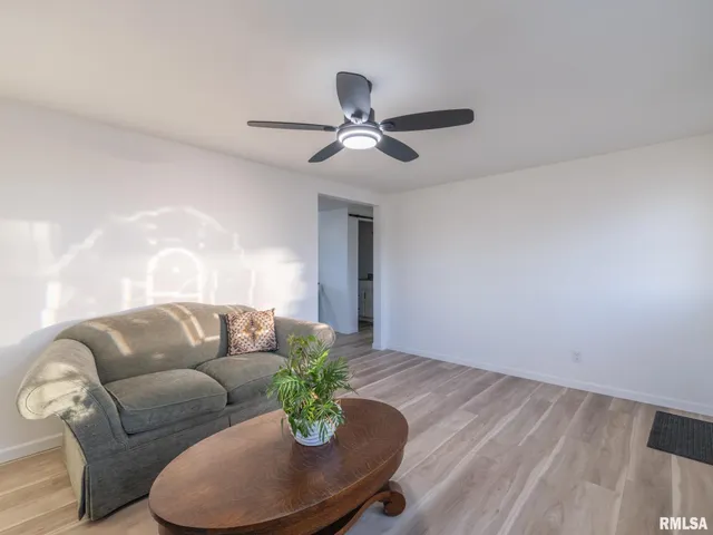 $219,900 | 208 Elmhurst Drive, Washington, IL 61571