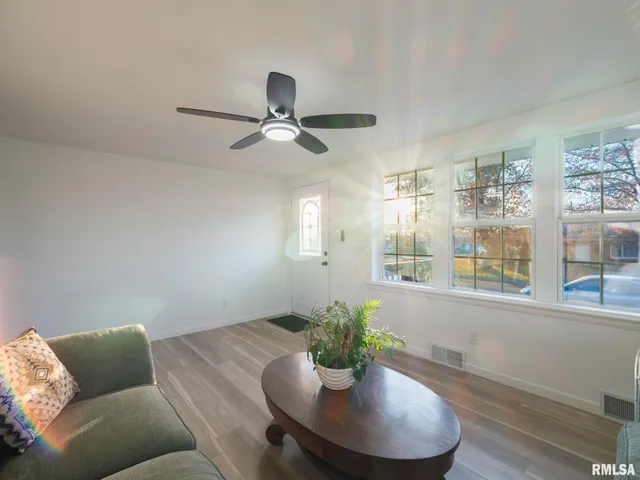 $219,900 | 208 Elmhurst Drive, Washington, IL 61571