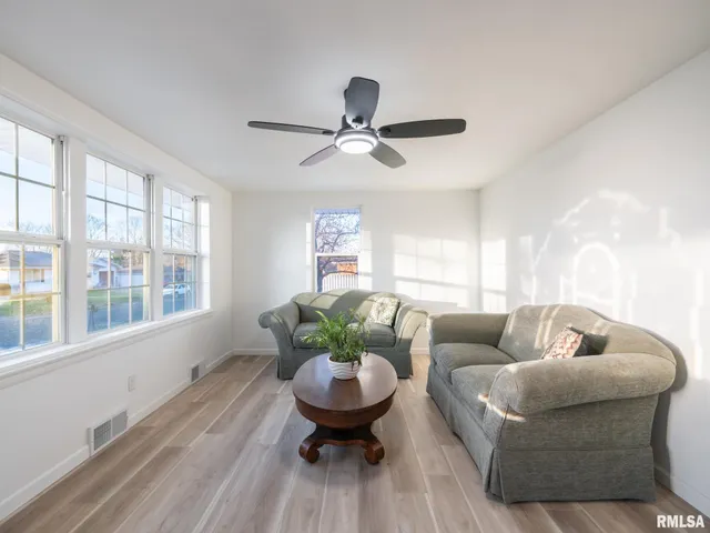 $219,900 | 208 Elmhurst Drive, Washington, IL 61571