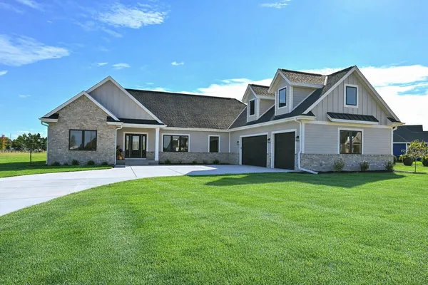 $1,050,000 | N66-w34839 Baltic Pass, Oconomowoc, WI 53066