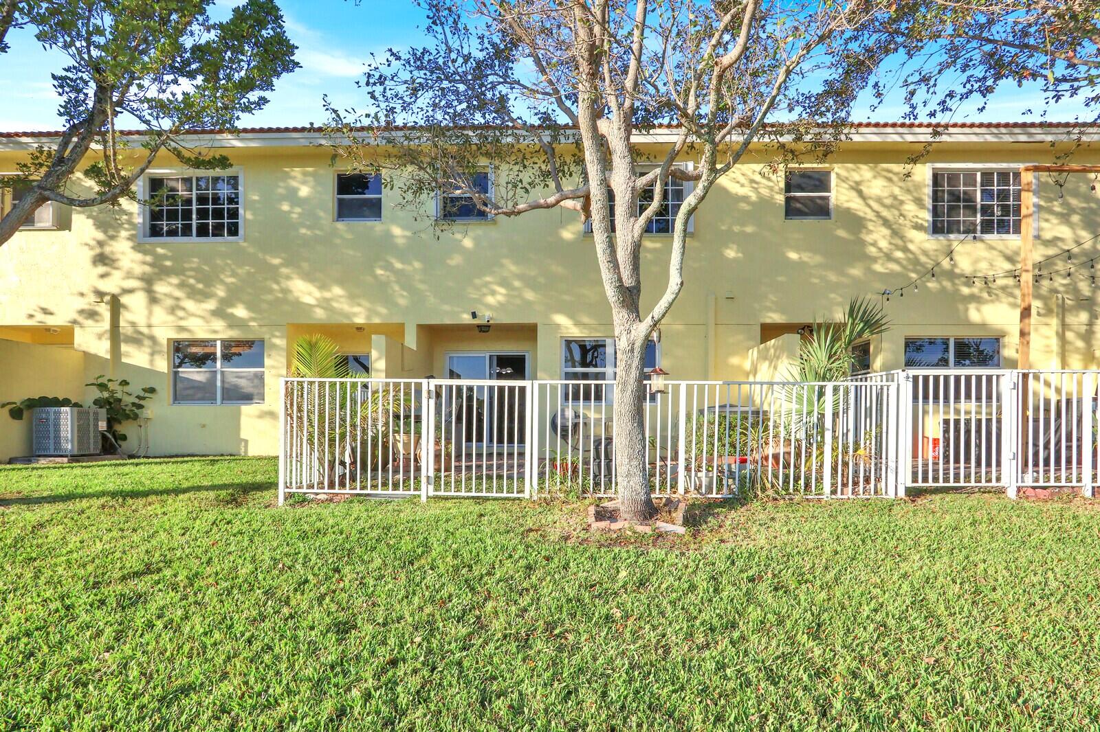 944 Imperial Lake Road West Palm Beach, FL 33413 - Photo 27 of 36 Backyard