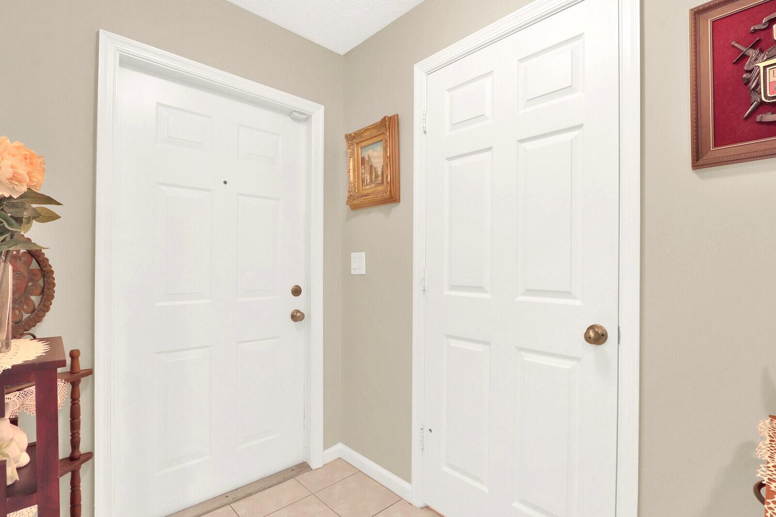 944 Imperial Lake Road West Palm Beach, FL 33413 - Photo 4 of 36 Hallway