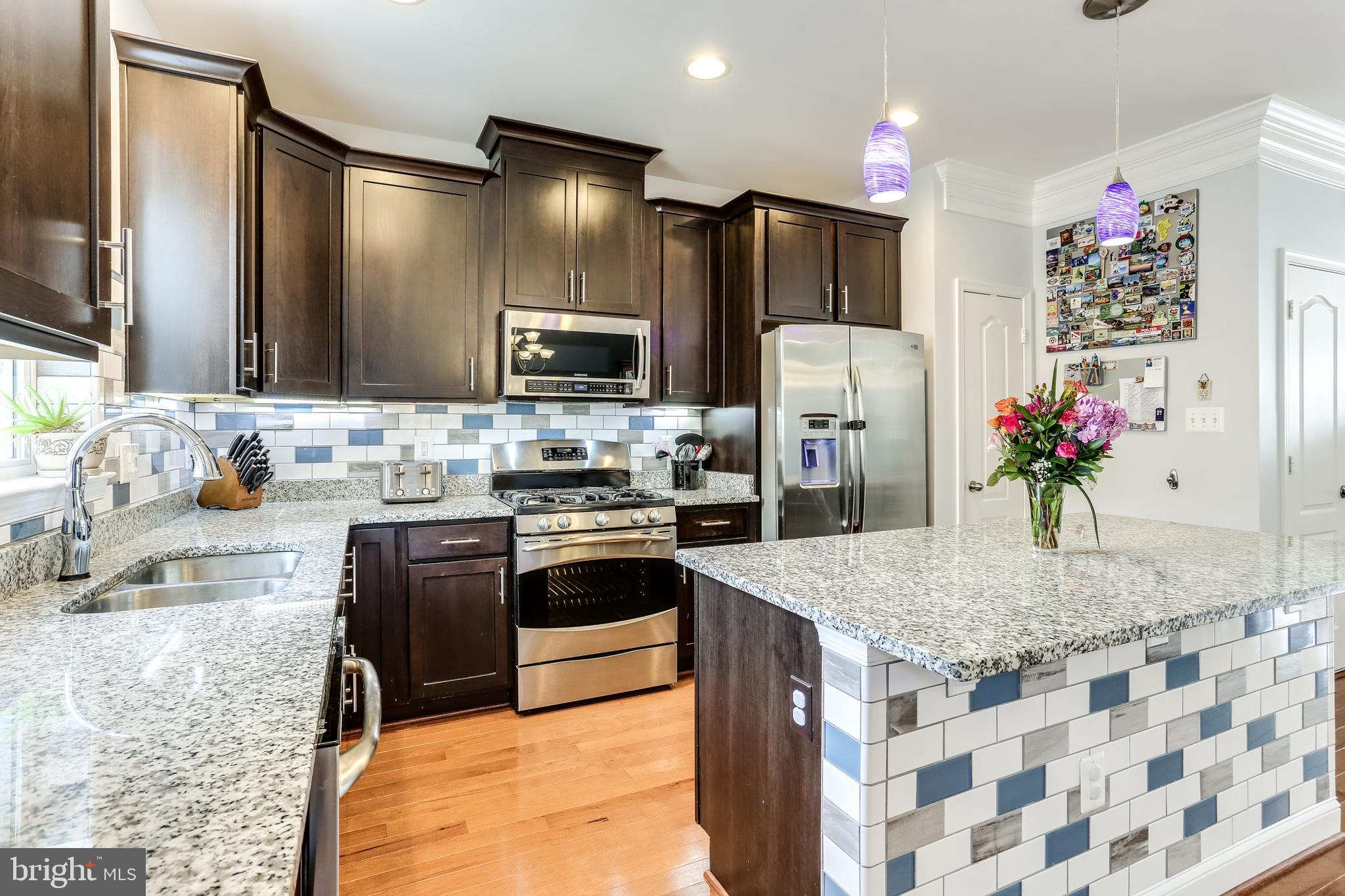 Custom cabinetry, SS appliances, custom backsplash