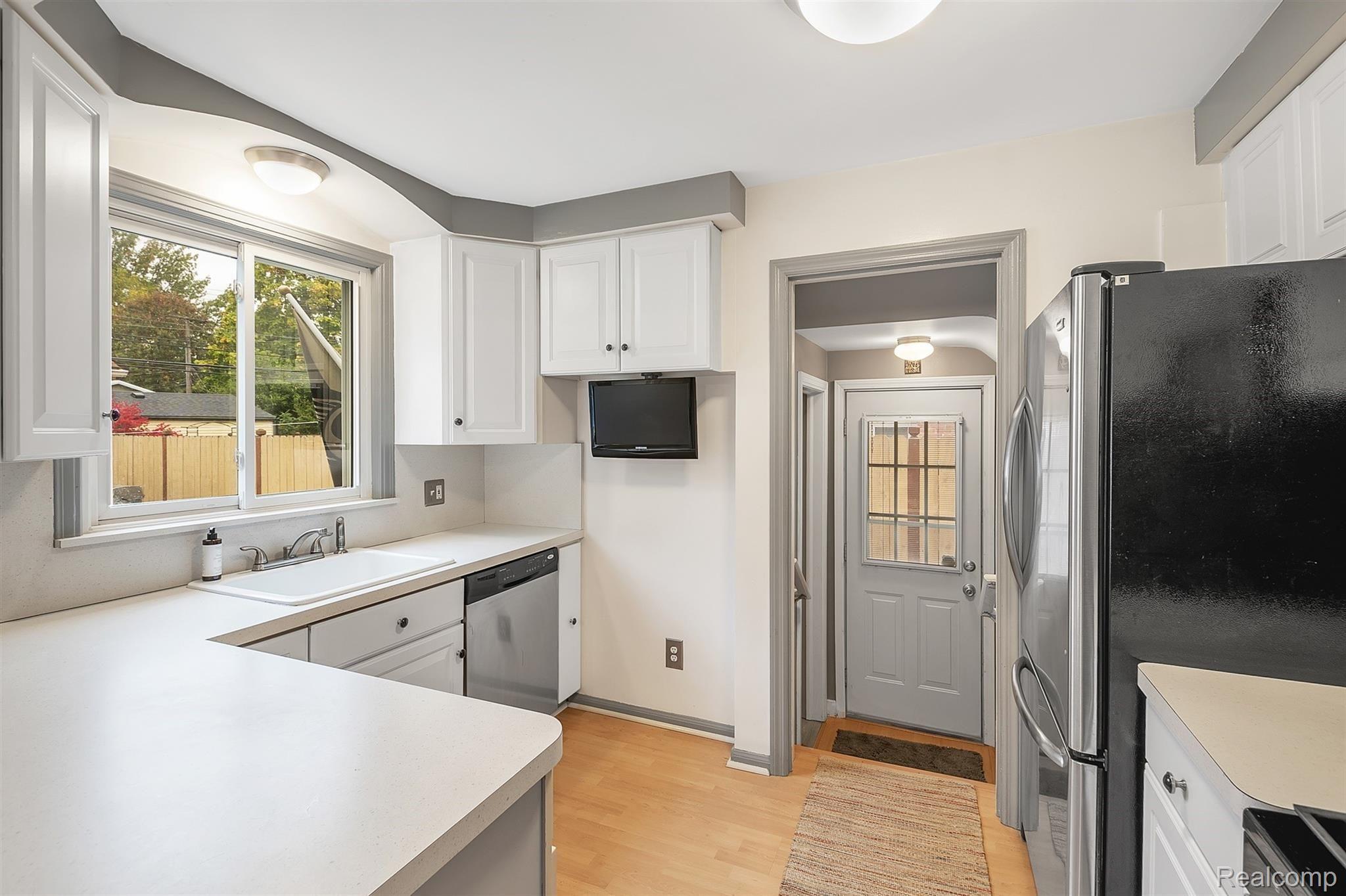 7338 Rosedale Boulevard Allen Park, MI 48101 - Photo 17 of 31 13-7338 Rosedale Blvd-WindowStill-R.jpg